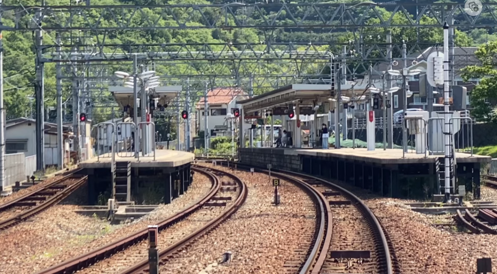 神戸電鉄有馬口駅のプラットフォームの写真。