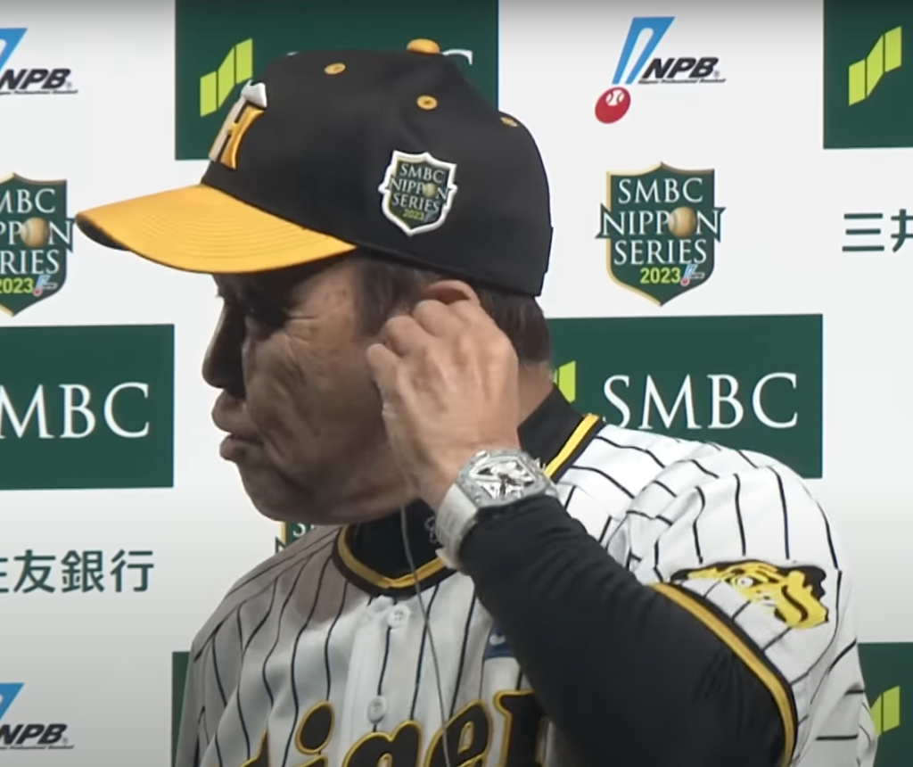 日本シリーズから岡田監督は白色腕時計を装着している