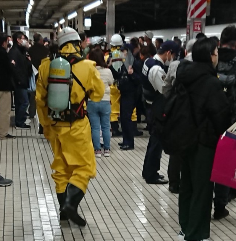 JR浜松駅上りプラットフォームでは救急、警察の救助調査活動が行われていた